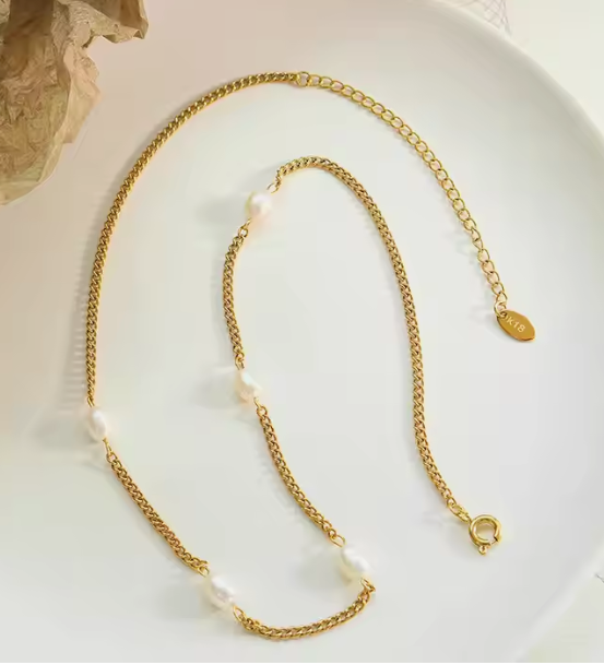 Γυναικείο choker κολιέ με πέρλες από ανοξείδωτο ατσάλι σε χρυσό χρώμα