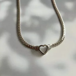 Γυναικείο choker κολιέ με καρδιά από ανοξείδωτο ατσάλι σε ασημί χρώμα