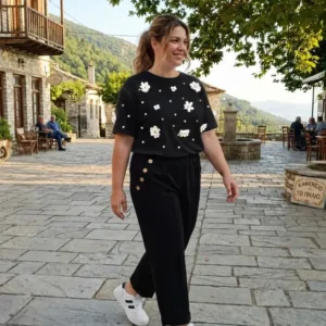 Γυναικείο Μαύρο T-Shirt με Λευκά Λουλούδια – μπροστινή όψη